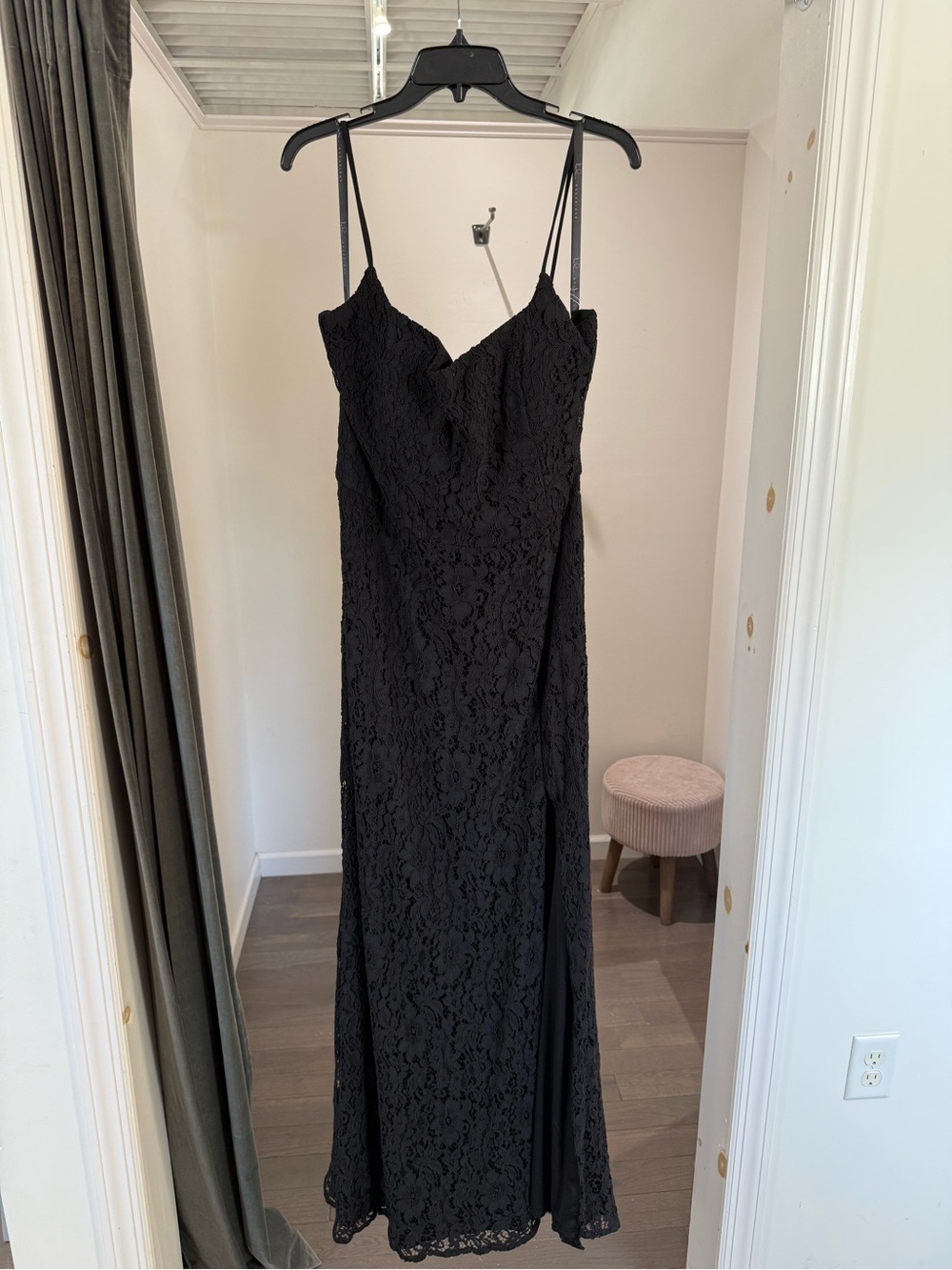 Elegant Black Lace Spaghetti-Strap Dress